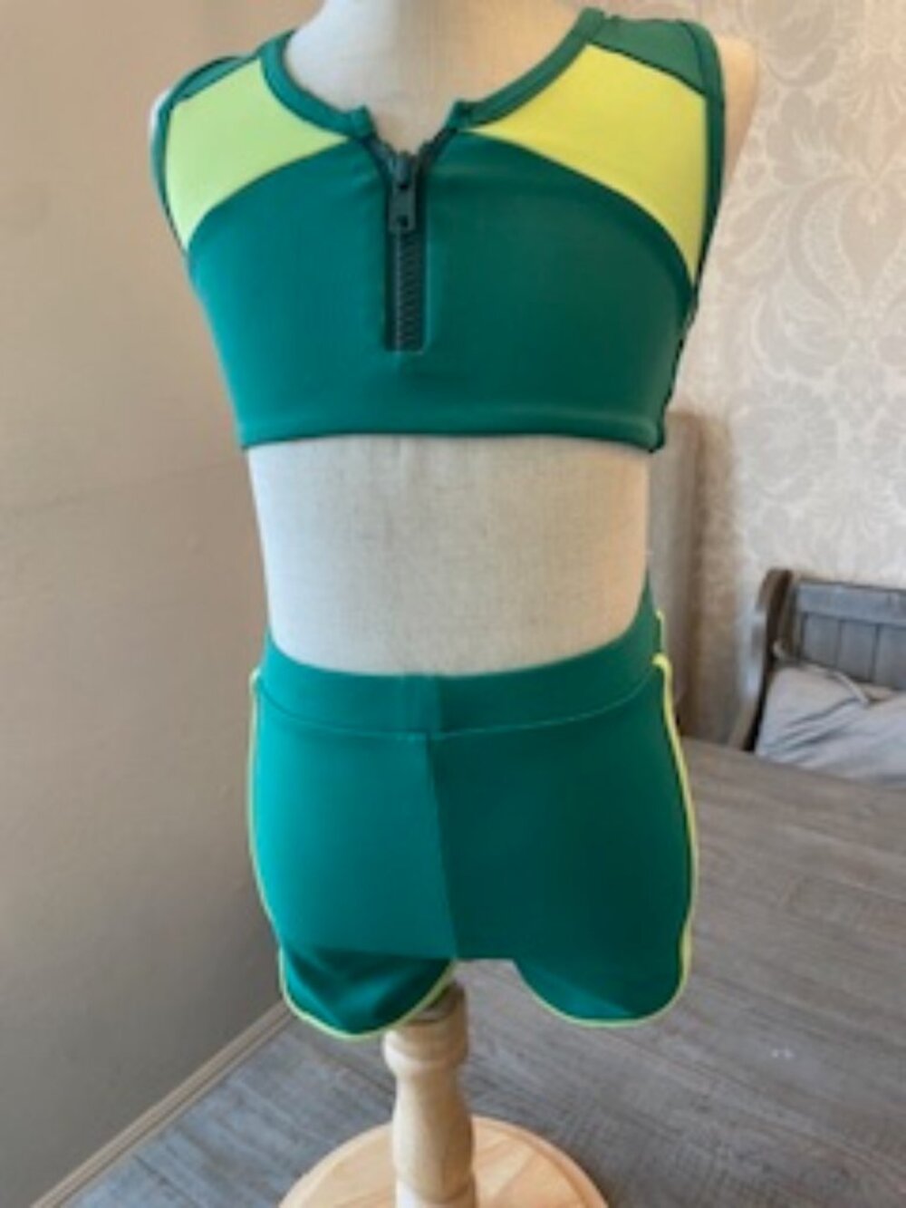 💚✨ FIVE 2-Piece Dance Outfit – Youth Medium ✨💚